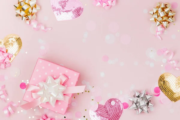 Розовая Подарочная Коробка Конфетти Бантики Розовом Фоне — стоковое фото