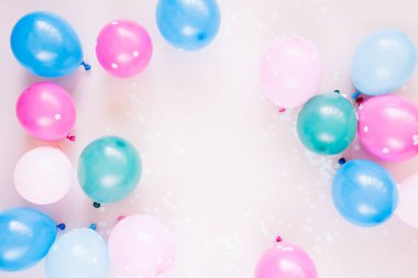 Pastel renkli arka plan üzerinde renkli balonlar