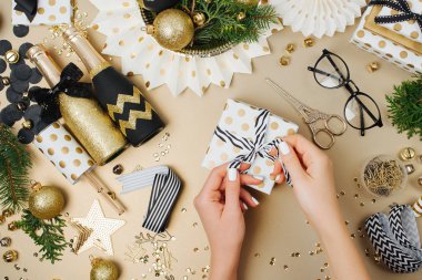 Eller Bow Noel süsleri tarafından çevrili hediye kutusu ekleme