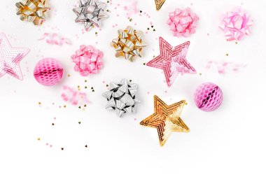 beyaz zemin üzerine pembe ve altın Festival süsleri