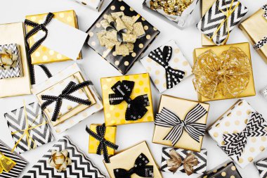 şenlikli bir şekilde dekore edilmiş hediye kutuları üstten görünüm