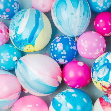 Pastel renkli arka plan üzerinde renkli balonlar