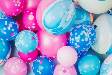 Pastel renkli arka plan üzerinde renkli balonlar