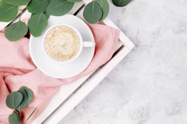 Kahve okaliptüs şube ve pembe kumaş ile beyaz ahşap servis tepsi