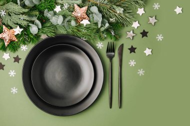 Süslenmiş Noel masa üzerinde siyah sofra