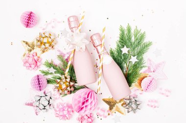 çam dalları, pembe şampanya şişeleri ve dekorasyon