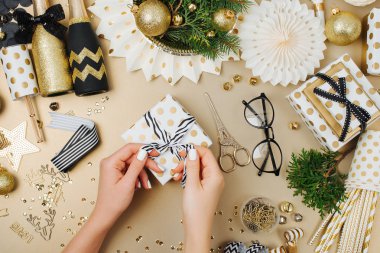 Eller Bow Noel süsleri tarafından çevrili hediye kutusu ekleme