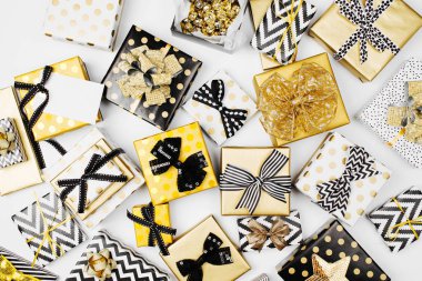 şenlikli bir şekilde dekore edilmiş hediye kutuları üstten görünüm