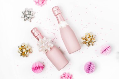 Beyaz arka plan üzerinde süslemeleri ile soluk pembe Mini şampanya şişeleri
