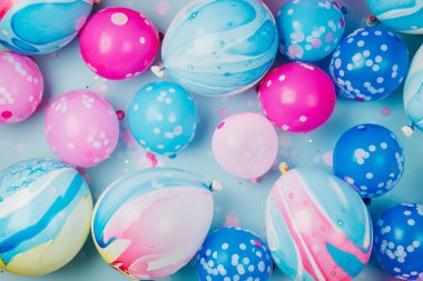 Pastel renkli arka plan üzerinde renkli balonlar