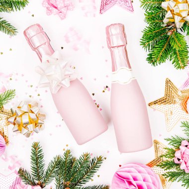 çam dalları, pembe şampanya şişeleri ve dekorasyon