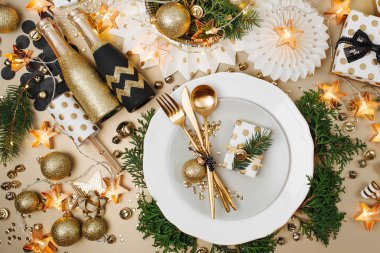 üstten görünüm Noel tablo plaka üzerinde altın çatal bıçak takımı ile dekore edilmiş