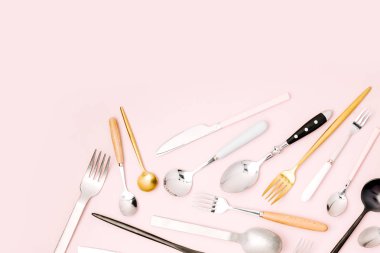 arka plan çeşitli bıçak, kaşık ve çatal üzerinde pastel pembe