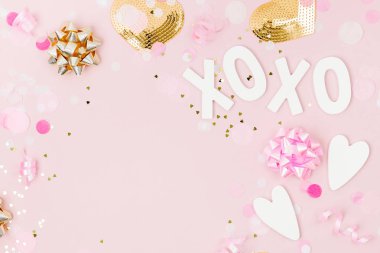 xoxo yazı ile pembe ve altın süslemeleri