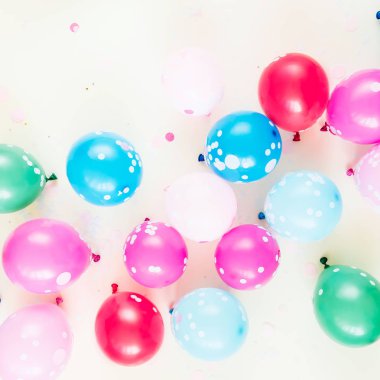 Pastel renkli arka plan üzerinde renkli balonlar