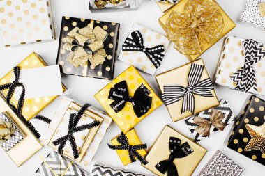 şenlikli bir şekilde dekore edilmiş hediye kutuları üstten görünüm