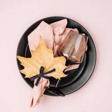 Festival tablo ayarını çatal bıçak takımı, siyah şarap kadehi ve sonbahar yaprak