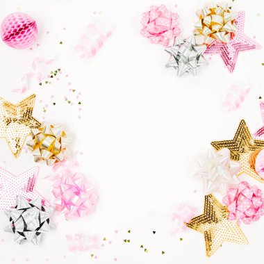 beyaz zemin üzerine pembe ve altın Festival süsleri