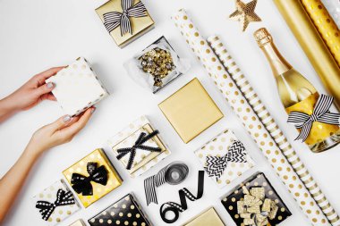 Erkek holding kaydırılan kutusu hediye ile tabloda eller