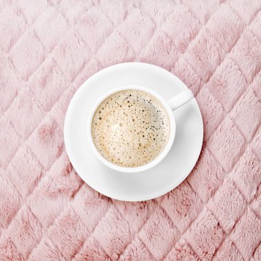 Pembe tüylü yastık üzerinde kahve