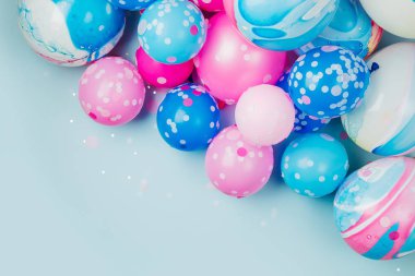 Pastel renkli arka plan üzerinde renkli balonlar