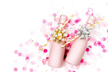 Beyaz arka plan üzerinde süslemeleri ile soluk pembe Mini şampanya şişeleri