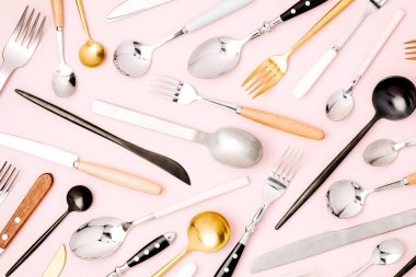 arka plan çeşitli bıçak, kaşık ve çatal üzerinde pastel pembe