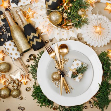 üstten görünüm Noel tablo plaka üzerinde altın çatal bıçak takımı ile dekore edilmiş