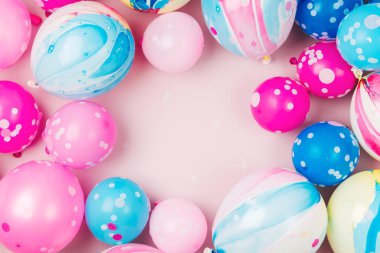 Pastel renkli arka plan üzerinde renkli balonlar