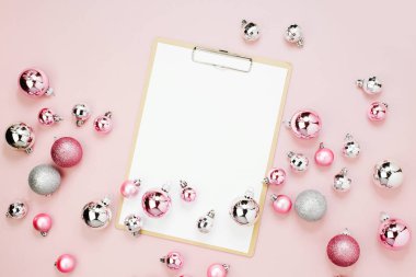 Pano Noel baubles tarafından çevrili boş kağıt levha ile