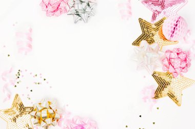 beyaz zemin üzerine pembe ve altın Festival süsleri