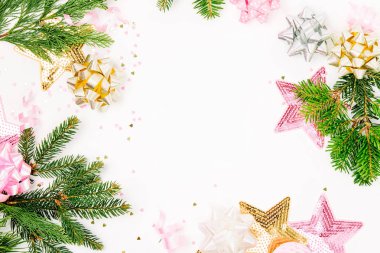 çam dalları, yay ve süslemeleri beyaz arka plan üzerinde