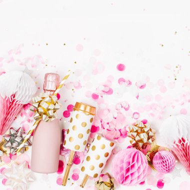 Beyaz arka plan üzerinde süslemeleri ile soluk pembe Mini şampanya şişeleri