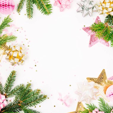 çam dalları, yay ve süslemeleri beyaz arka plan üzerinde