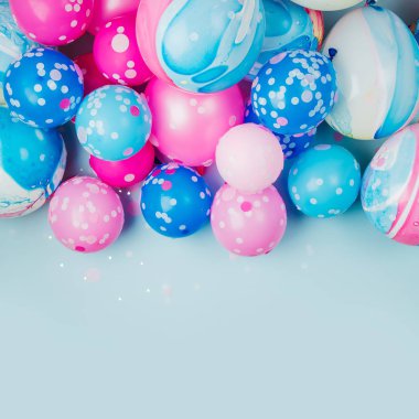 Pastel renkli arka plan üzerinde renkli balonlar