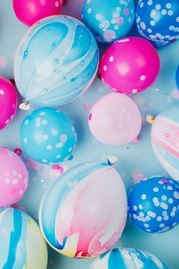 Pastel renkli arka plan üzerinde renkli balonlar