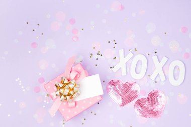 pembe hediye kutusu süsleri ve xoxo yazı ile