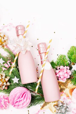 çam dalları, pembe şampanya şişeleri ve dekorasyon