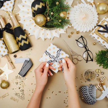 Eller Bow Noel süsleri tarafından çevrili hediye kutusu ekleme