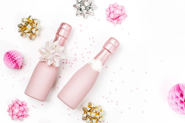 Блідо Рожеві Міні Пляшки Шампанського Прикрасами Білому Тлі — стокове фото