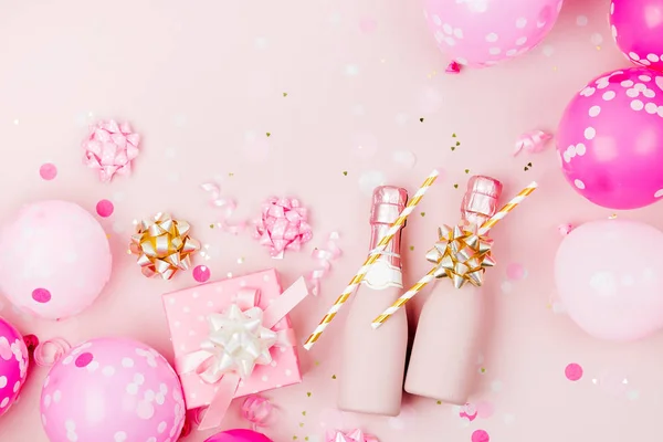 Міні Пляшки Шампанського Подарунком Прикрасами Рожевого Кольору — стокове фото
