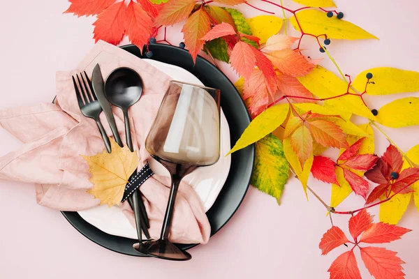 Configuração Mesa Festiva Com Folhas Brilhantes Outono — Fotografia de Stock