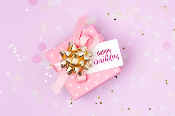 Roze Geschenkdoos Met Gelukkige Verjaardag Label Paars Gedecoreerde Achtergrond — Stockfoto