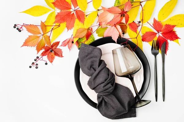 Configuração Mesa Festiva Com Folhas Brilhantes Outono — Fotografia de Stock