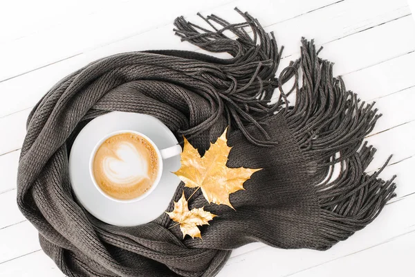 Kopje Koffie Verpakt Zwarte Sjaal Met Herfstbladeren — Stockfoto