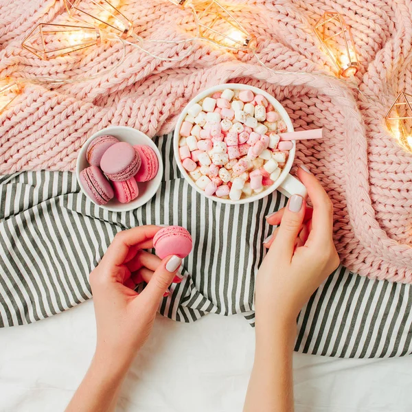 Manos Femeninas Con Taza Cacao Macarrones Cama — Foto de Stock