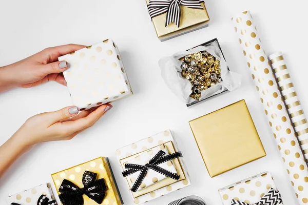 Vrouwelijke Handen Bedrijf Verpakte Doos Tafel Met Geschenken — Stockfoto