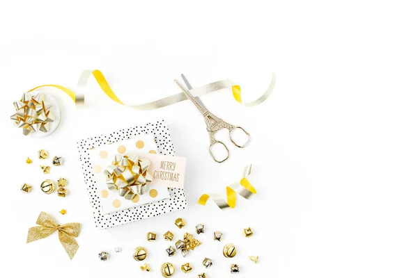 Weihnachtsdekorationen Und Geschenke Goldfarben Auf Weißem Hintergrund Mit Leerem Kopierraum — Stockfoto