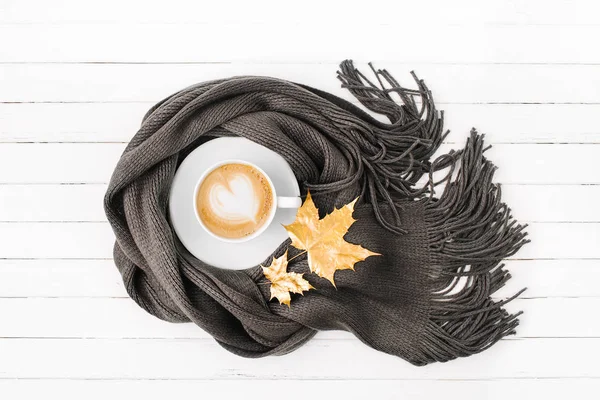 Xícara Café Envolto Cachecol Preto Com Folhas Outono — Fotografia de Stock