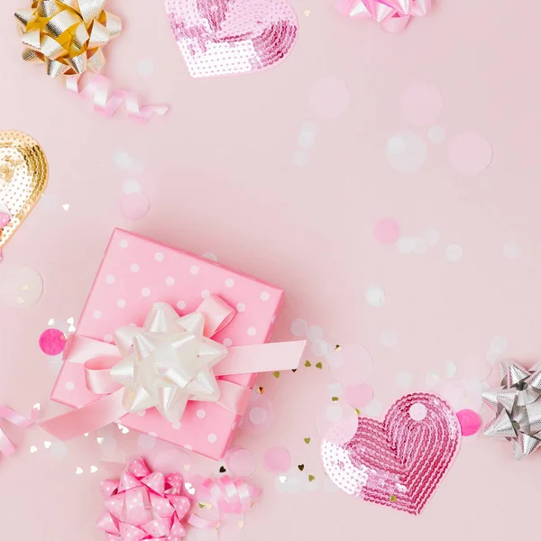 Розовая Подарочная Коробка Бантами Украшениями — стоковое фото